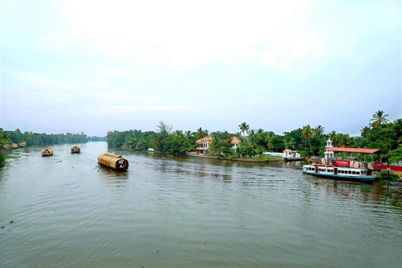 Water's Edge Villas Alappuzha Exteriör bild