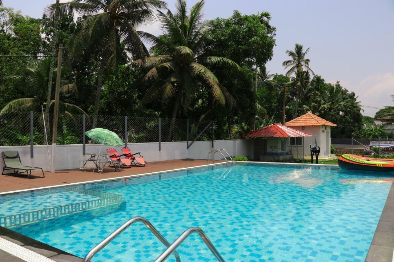 Water's Edge Villas Alappuzha Exteriör bild