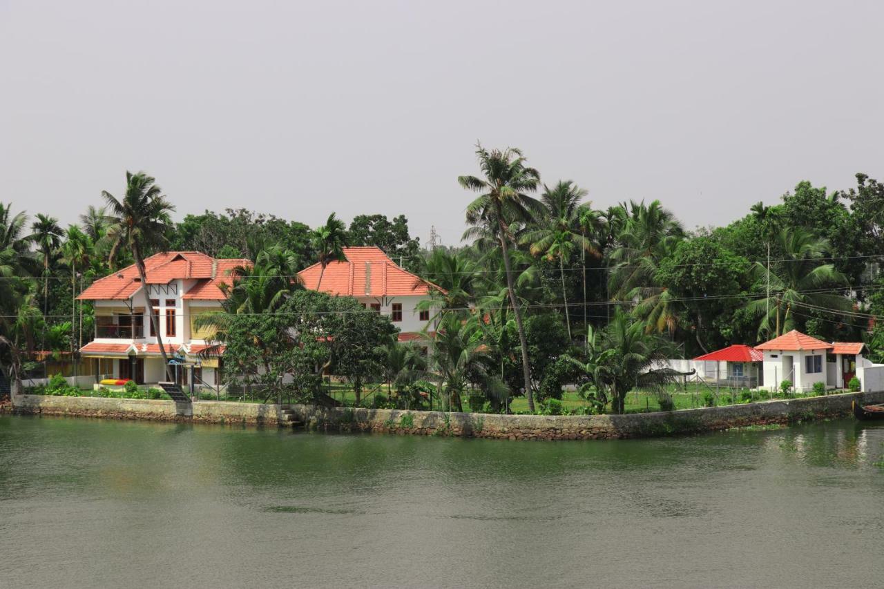 Water's Edge Villas Alappuzha Exteriör bild